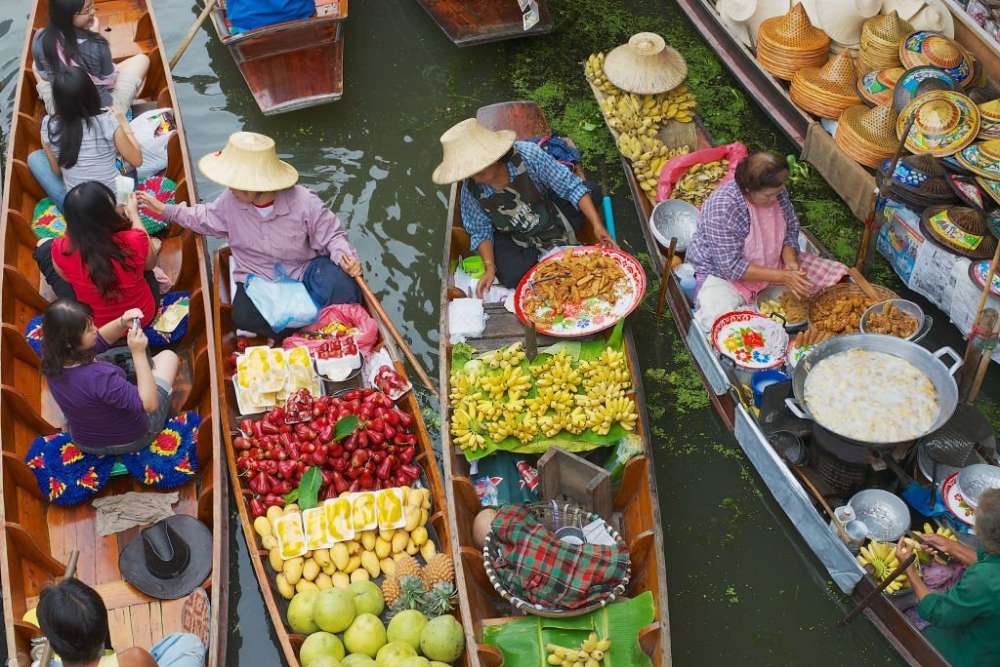 Bateaux vendant de la nourriture au marché flottant de Damnoen Saduak
